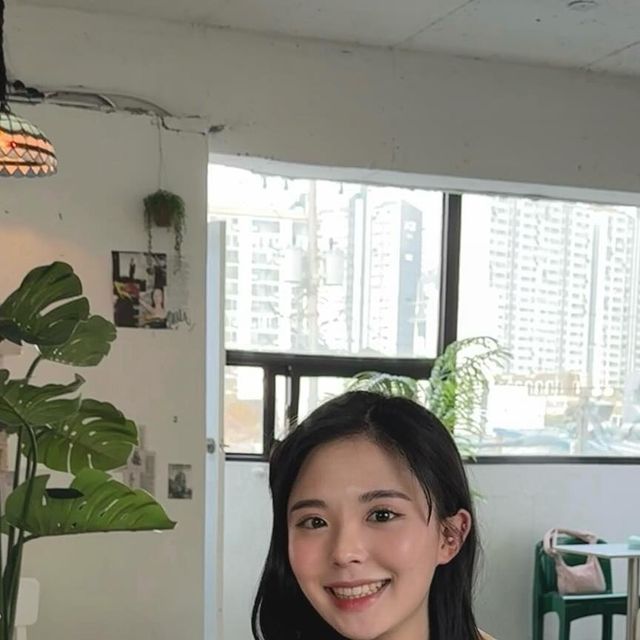 Soyeon 安 素演 on Instagram: "여기는 천국 입니다 。。。🥞 ╭◜◝ ͡ ◜◝ ( ´ㅅ` ) ╰◟◞ ͜ 둥실 #광고 @vivabrown_official 비건 스웨이드 자켓 입고 다녀온 #루오베이커리 ➿ 부드러운 터치감과 은