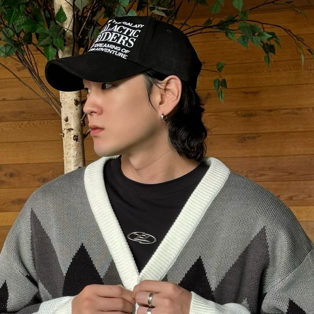 Pino1992 on Instagram: "활용성 딱 좋은 가을, 겨울 그리고 초봄까지 함께 할 가디건 @adhoc.official 폼좋은 애드호크 가디건이라고요! 저는 이쁘면서도 퀄리티 좋은 옷들 보면 막 여기저기 선물 해주