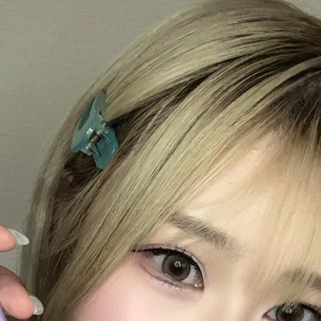 Jenna on Instagram: "#광고 @blancdiva_official 

2️⃣4️⃣시간 지속 마스카라 👀✨

하루종일 쳐짐없이 또렷한 눈매 연출 가능한 ✨
블랑디바 마스카라 낋여 왔습니다 🖤

촉촉한 테스쳐라 발림성 좋고 픽싱도 잘되서 가닥가닥 선명한 속눈썹 연출이 가능한 마스카라에요ᩚ

번짐이나 가루날림없고! 깔끔한 3중 프루프로 속눈썹 구조를 고려해서 영양성분까지 있어 탄탄하게 관리 연출 가능하답니다✨👍🏻

#마스카라#마스카라추천#블랑디바마스카라#컬부스터마스카라#마스카라추천#워터프루프마스카라#번짐없는마스카라#블랙마스카라#가닥속눈썹"