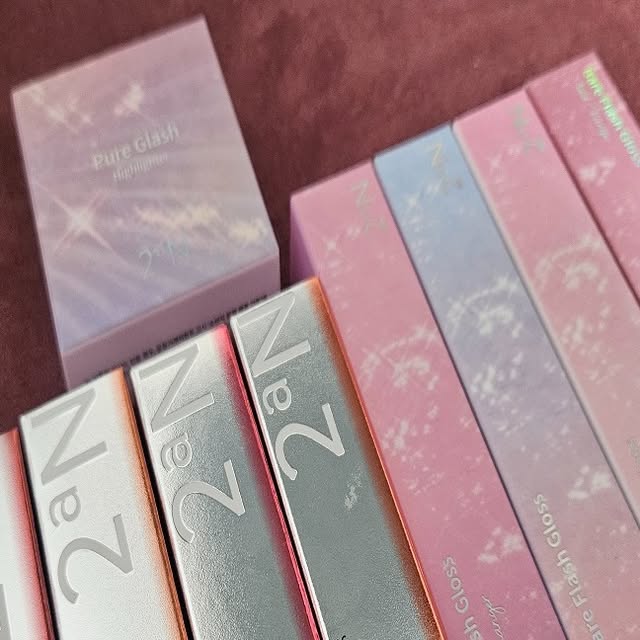 이현정 on Instagram: "#광고 #투에이엔 #블루밍가든 #올영추천 #봄웜 #봄웜라 #듀얼치크 #하이라이터 정원의 흩날리는 꽃잎의 화사한 감성을 그대로 담은 올영아이템 봄웜아이템으로 좋은 투에