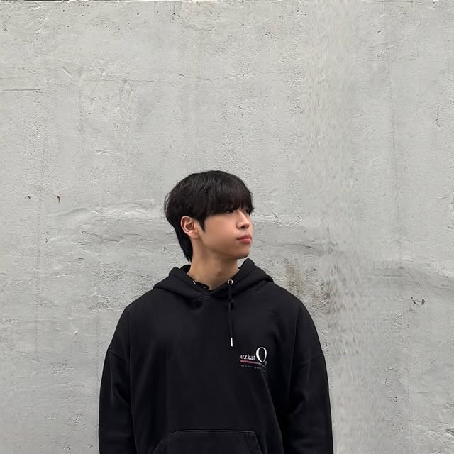 170 옷장 on Instagram: "#광고 @standarderror_official 에서 87-STAN172 [베이직] 솔리드 워싱 핀턱 버뮤다 데님팬츠 빈티지 옐로우
를 제공 받았습니다

버뮤다에 후드 국룰조합🖤

빈티지한 컬러감이 포인트인 데님👖

top : @ezkaton_ 
bottom : @standarderror_official 
shoes : @nike 

#STANDARDERROR #Denim #DenimPants #Pants#스탠다드에러#데님#데님팬츠#와이드바지#바지#바지추천#워싱팬츠#남여공용팬츠#와이드팬츠#데일리룩"