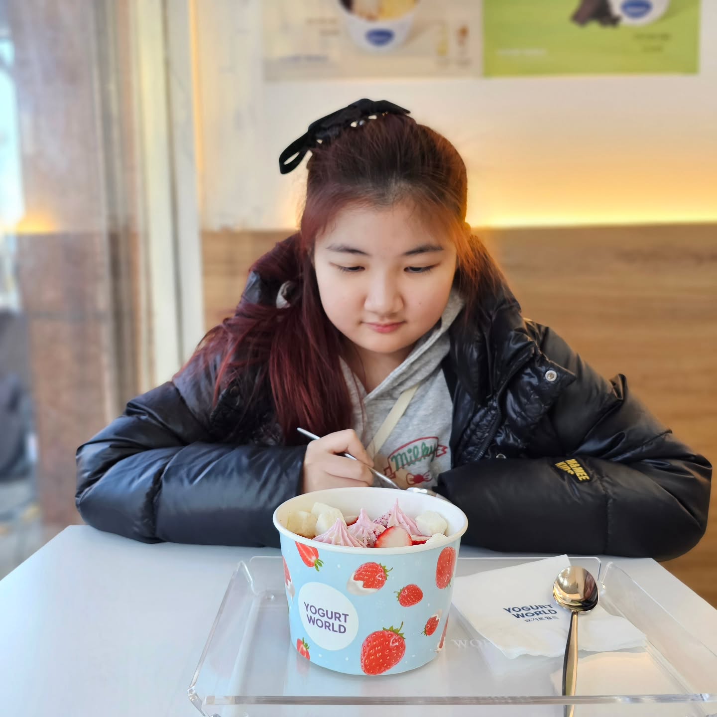 #협찬
[성남]
요거트월드 수진역점🍧

샤🎀 미술레슨받으러 한번씩 성남에 갈일이 있는데요~
레슨받는곳 근처에 "요거트월드"가 생겨
몇일을 벼르다 다녀왔어요😋✌️

깔끔한 매장이라 
사진을 막 찍어도 예쁨쁨💞

딸기시즌을 맞이해 출시된 '생딸기 듬뿍 담긴 딸기시즌 메뉴 5종 중에서 샤🎀가 푹 빠진 딸기가 들어간
"베리벨벳월드"주문해보았는데요🍓
달콤한 딸기와 베리벨벳가루가 뿌려져있어 섞어먹으면
풍미가 두배😁✌️

1등급우유와 최상급 유산균으로 만든 요거트아이스크림에
다양한 토핑을 추가해먹는 재미까지👍

연말에 파티나 모임마무리에
시원달달한 디저트 찾으시면 강추해요😘

#정시아😘
#샤샤공주👑
#정샤💓
#정베비👶 #주니어 #주니어모델 #주니어뷰티 #초딩 
#요거트월드 #yogurtworld #요거트아이스크림 #그릭요거트 #생과일아이스크림 #요거트프랜차이즈 #딸기 #생딸기 #딸기시즌 #겨울시즌메뉴 #겨울신메뉴 #연말시즌 #연말파티 #신메뉴 #성남맛집 #성남디저트맛집 #성남요거트아이스크림 #수진역맛집 #수진역디저트맛집 #수진역요거트아이스크림