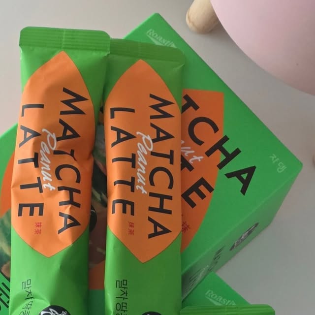 장딴지 | 개인블로거 on Instagram: "💚🍵 말차 러버들 여기 주목!
요즘 집에서 말차라떼 만들어 마시는 재미에 푹 빠졌는데
이건 진짜… 색부터 합격 😍

☁️ 제주 세레모니얼 말차 사용이라 그런지
개봉하자마자 말차 향이 확 올라오고
가루 입자도 고와서 물에도 우유에도 잘 풀려요 👌
🍓 스트로베리
🥜 피넛
🍵 클래식 말차
취향 따라 골라 마실 수 있어서
그날 기분에 맞게 한 잔씩 ☕

단맛 과하지 않고 말차 맛은 또렷해서
카페 안 가도 홈카페 만족도 높음 ✨

✔️ 스틱형이라 계량 필요 없이 간편
✔️ 텁텁함 없이 깔끔한 마무리
✔️ 색감 예뻐서 사진도 잘 나와요 📸

말차라떼 좋아하는 분들이라면
이건 진짜 한 번쯤 먹어볼 만 💚

#말차라떼 #제주말차 #홈카페 #자뎅
#말차덕후 라떼추천 카페모리
스틱라떼 집카페 말차그램 🍵💚"