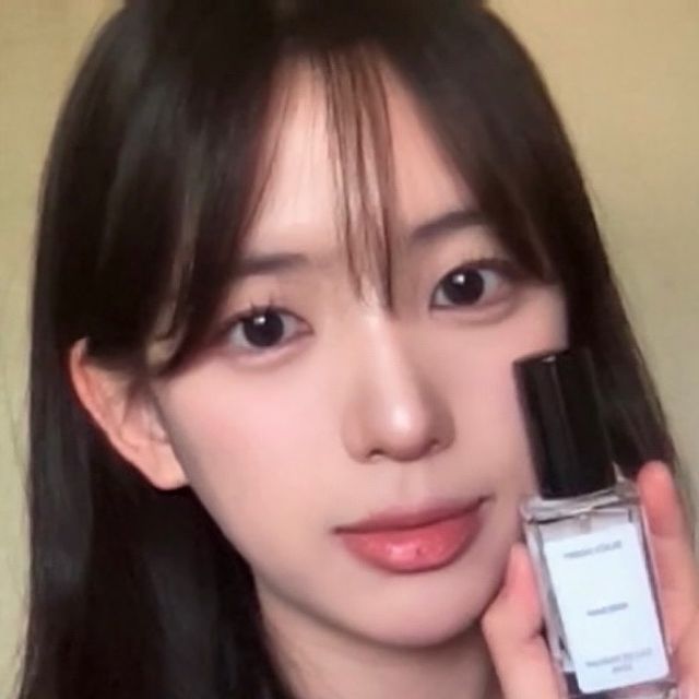 가현 on Instagram: "#광고 #협찬 

[블랙하비]로즈숍30ml

달콤한 장미향과 우유, 묵직한 우디향 그리고 부드러운 잔향
중성적인 느낌이라 남녀모두 사용할 수 있는 향

#향수 #향수추천 #향수선물 #선물추천 #니치향수 #수제향수 #남자향수 #여자향수 #드레스퍼퓸 #섬유향수"