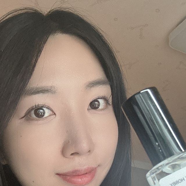 임슬기 on Instagram: "#협찬 블랙하비 보야지 

오늘은 제가 너무 애정 하는 향수 추천
브랜드인 블랙하비 BlackHobby의
보야지라는 명품 향수 시향 후기 포스팅입니다!

항상 포장과 구성에 진심인
블랙하비는 어두운 Black과
취미 Hobby를 합친 뜻으로
내면 속 숨겨진 당신만의 취향을
찾아드리는 향수 쇼핑몰이랍니다

판매량만 약 20만 개 이상에
구매평도 약 3만 개를 돌파한
초인기 향수 추천 브랜드로
현재 약 500여 종의 향을 보유하고
있어 국내 최다향 보유 브랜드라고 해요

이 본품 블랙하비 보야지
30ml 등장! 마치 에르메스 보야지데르메스
향의 느낌이 나는 블랙하비 보야지는
상큼한 레몬과 그윽한 무화과 나무,
그리고 서정적인 머스크 향이 어우러진
고급스러운 향수로 추천드립니다!!

백화점에서 많이 맡아본 듯한
향으로 보야지를 뿌리는 순간
그 공간은 고급스러운 명품관이 되어
특별히 신경 쓴 날 뿌려주면 주변에서도
다들 우와 하면서 향수를 물어보더라구요
​
깔끔하고 고급스러운 향을 찾으신다면
남녀노소 크게 취향 안 가리고
나의 세련됨을 표현할 수 있는
블랙하비의 보야지 향수 강력 추천드려요!
​

#광고#향수#향수추천#향수선물#선물추천#니치향수#수제향수#남자향수#여자향수#드레스퍼퓸#섬유향수"