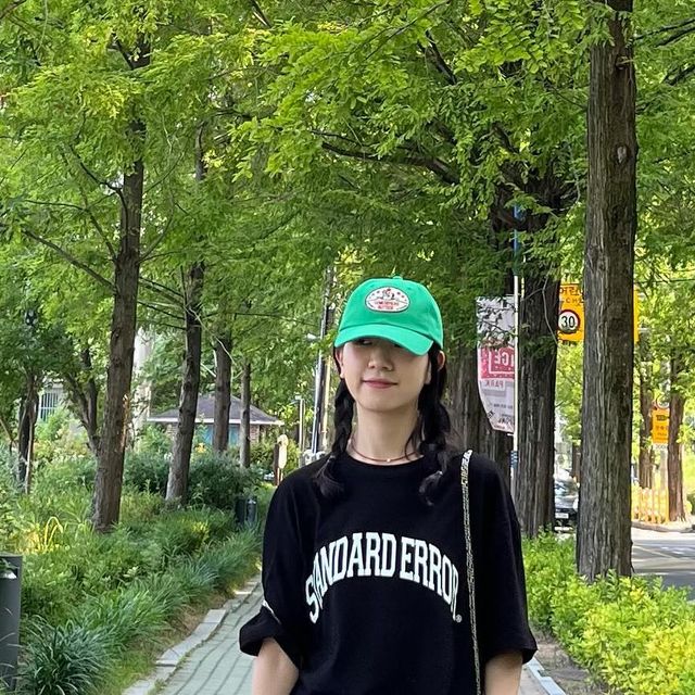 지연 on Instagram: "#광고 #스탠다드에러 편하고 이뻐서 요즘 매일 입는 반팔🖤

#남여공용 #데일리룩 #무신사 #반팔티 #숏슬리브 #STANDARDERROR"