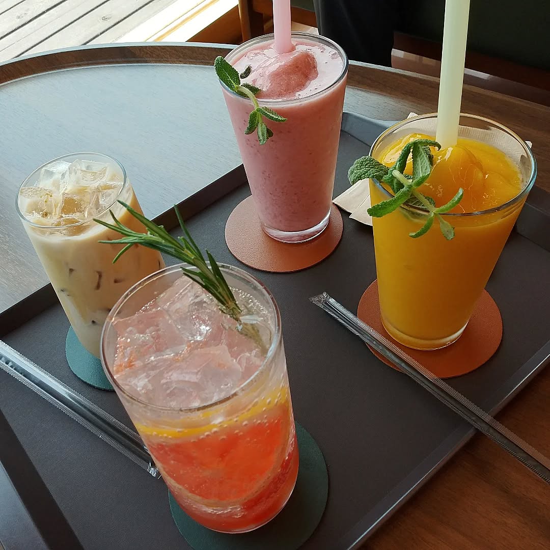 #코너811 #경기양주시장흥면일영로811 #양주장흥카페

2번이나 갔었던 카페🥭 주차장도 넓고 음료양도 많고
맛있는 '경기도 양주시 장흥면 일영로 811- 코너 811'
카페입니다😋

실내 좌석도 좋았고 야외 좌석도 머물기 좋았습니다😍