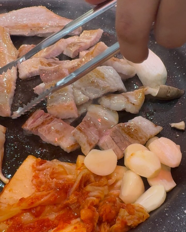#협찬 🥩✨ 고기 맛집 오늘은 성신여대 근처의 숨은 보석, 돈암 정육식당을 소개할게요! 😍
여러분, 이 집 진짜 대박이에요! 삼겹살과 가브리살을 주문했는데, 한돈이라 그런지 고기 맛이 미쳤어요 🔥 알고 보니 정육점 사장님이 직접 엄선하신 고기더라고요. 역시 프로의 눈은 달라요! 육즙 가득, 고소함 폭발 💜
근데 여기가 진짜 대단한 게, 한우도 합리적인 가격에 맛볼 수 있다는 거예요! 한돈, 한우 모두 퀄리티는 최상, 가격은 착해요 👍💸
고기만 맛있는 게 아니에요! 된장찌개를 추가로 시켰는데, 이게 또 일품이더라고요 🍲 비결이 뭘까 했더니, 전 반찬 가게 사장님의 솜씨라네요. 고수의 손맛, 진짜 대단해요 👩‍🍳✨
반찬들도 하나하나가 맛있어요. 특히 김치가 진짜 맛있었어요!  이 모든 걸 합리적인 가격에 즐길 수 있다니… 완전 득템이죠? 
시장인데 매장 내부에 화장실이 있고 테이블 옆에 음료 거치대도 있어서 소주 우당탕 먹어도 몇 병 먹었는지 살 수 있다는점👍🏻
위치도 최고예요! 성신여대입구역 3번 출구에서 115m밖에 안 되는 거리라 찾기도 쉽고, 학생들이나 직장인들에게도 딱이에요 
고기 좋아하시는 분들, 맛있는 한식 좋아하시는 분들, 돈암 정육식당으로 고고! 저는 벌써 다음 방문이 기대돼요! 🤤

📍 주소: 서울 성북구 동소문로20길 16-7 1층
🚇 성신여대입구역 3번 출구에서 115m
📞 전화: 02-921-3633
#돈암정육식당 #성신여대맛집 #한돈맛집 #한우맛집 #삼겹살 #가브리살 #된장찌개 #합리적인가격 #숨은맛집 #성북구맛집
#협찬 #돈암정육식당 #돈암시장맛집 #성신여대입구역맛집 #성신여대맛집 #성신여대고기집 #성북구정육식당 #돈암동맛집 #돈암동고기집 #동선동맛집 #동선동고기집 #동소문동맛집 #동선동고기집