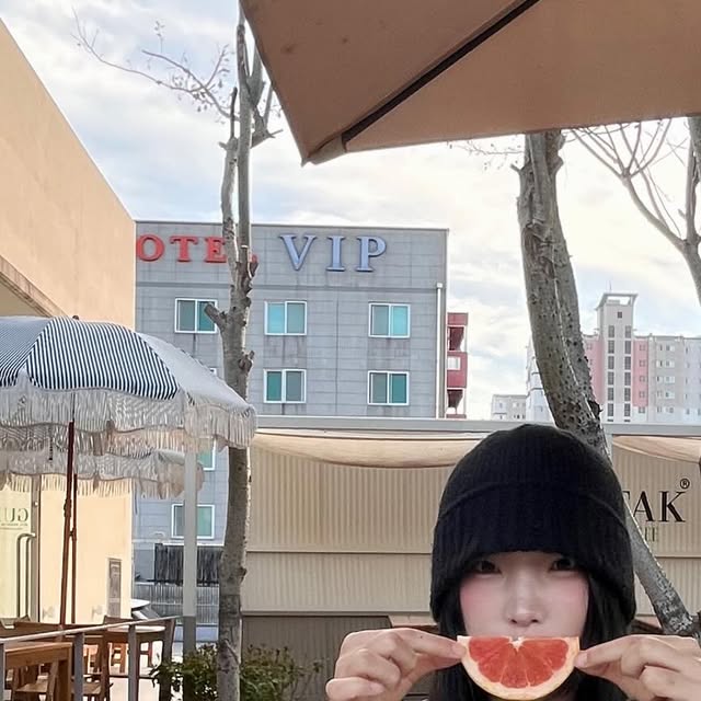 @___zzung_hl on Instagram: "#광고
[아이러니포르노화이트라인] 가을 신상
🍂IRO086 크루얼티프리 싱글 카라넥 레더 자켓🍂

밑단 스트링으로 올 가을 더욱 따뜻하고,
다양한 핏 연출이 가능해요! 

재질 또한 은은한 광택감과 소프트한 터치감으로 
부담스럽지 않아 좋아요.🥰

총 5가지 색상으로 나에게 맞는 색상도 선택 가능하니 
지금 바로 무신사에서 할인 가격으로 만나보세요!
.
.
.
#아이러니포르노화이트라인 #IRONYPORNOWHITELINE #남여공용자켓 #자켓 #레더자켓 #스웨이드자켓 #아우터 #레더 #데일리룩 #자켓추천 #JACKET #LEATHERJACKET #SUEDEJACKET #アウター #レザージャケット #デイリールック"