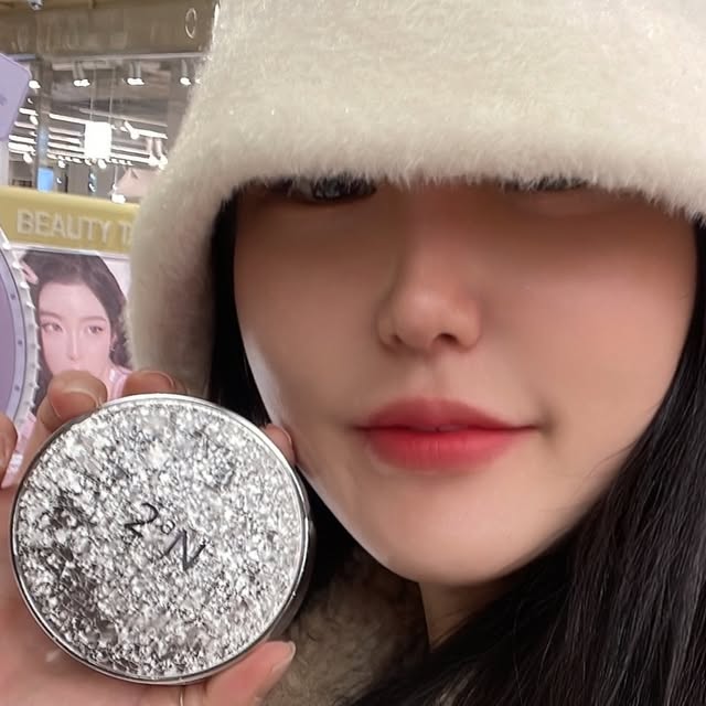 히 on Instagram: "#광고 더현대 투에이엔

12월 5일부터 12일까지 진행하는 더현대 비클린 팝업!

투에이엔을 방문했어요🙌🏻

얼마전에 런칭한 걸스나잇 컬렉션 보자마자

완전 눈돌아가더라구요😍😍😍

최대 40%까지 세일 중이어서

저두 그동안 눈독 들였던 쿠션이랑 립, 아이팔레트..

질러버린고 있쬬…😂😂

그래두 할인 중이라 가격 넘 착해서 좋았구!!

구매하면 담는만큼 가져갈 수 있는 

원스쿱 이벤트도 있어서 립 세개나 더 겟또💜

스토리 이벤트도 참여하시면 룰렛 뽑기끼지 참여할 수 있어서

사는것보다 상품이 더 빵빵한 투에이엔!!

12월 12일까지니까 놓치지말구 참여해보세욤💜

#투에이엔 #2an #투에이엔팝업 #걸스나잇컬렉션 #듀얼치크 #베러미아이팔레트 #퓨어글래시하이라이터 #더현대 #더현대서울 #더현대팝업 #더현대비클린팝업 #비클린팝업 #팝업추천 #팝업스토어 #연말데이트"