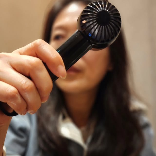 두락이 on Instagram: "#광고

낮에는 제법 더위를 느끼기에 
반팔을 입고 생활하게 되네요
아마도 올 여름은 많이 더울거 같아요~! 
이러한 시기면 준비해야 하는것이 하나 있지요~! 

바로 소형 쿨링 선풍기인 
핸디선풍기

여행갈때 그리고 캠핑장에서뿐만 아니라 
출퇴근할때에도 
여름을 시원하게 냉각시켜줄 휴대용 선풍기가 필요한데요

완전 작은 크기에 콤팩트하면서도
바람은 완전세고 그리고 기왕이면 소음도 적은것이 좋겠지요 

이러한 조건이 딱 맞는 핸디선풍기가 있으니 
SMIRIA손풍기

3단 바람조절로 바람의 세기 조절이 가능하며 
또한 바람의 세기도 강해서 진짜 시원합니다.
그야말로 냉풍기라는 표현이 맞을듯,,,

그리고 그 어느 휴대용선풍기보다 작은 사이즈는 휴대성을 강조
작고 가벼우니 들고 다니기 좋고 
스탠드형으로도 사용할 수 있으니 휴대도 좋지만 
책상위에 선풍기로도 좋네요

올 여름은 딱 이거네요
바로 SMIRIA손풍기 말입니다.

2025년 5월 15일 23:00~06:59 동안 
쿠팡에서 한정 수량 100개,  초특가 21,800원!

#광고#SMIRIA손풍기#광고#SMIRIA#3단선풍기#쿨링손풍기#미니손풍기#쿨템추천#휴대용쿨링#냉각손풍기#저소음선풍기#여름필수템#소형손풍기#손풍기추천#여름필수템#휴가#쿨링#탁상용#손풍기#USB식"