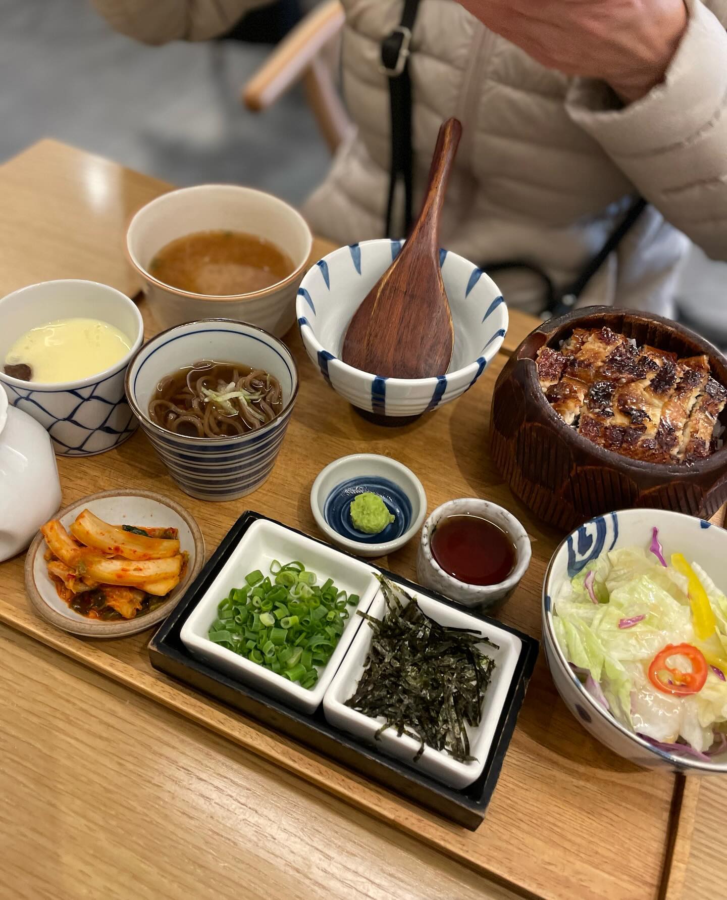 엄마빠랑 점심데이트🥢 

아빠가 엄마 몸에 좋은거 먹었음한다고해서 다녀온 양산도 목동점
나는 사케동(16,000원), 엄마빠는 히츠마부시 (25,000원)

매장 인테리어 깔끔하고 한상차림이라 보기도, 먹기도 좋아서 
엄마빠 모두 만족한 점심식사☺️ 

장어가 단짠이라 나중에 아이랑 같이 와도 좋을거 같았다!

#목동맛집 #목동파라곤맛집 #목동장어덮밥 #목동데이트맛집 
#양산도 #양산도목동점 #목동양산도 #먹스타그램 #맛스타그램