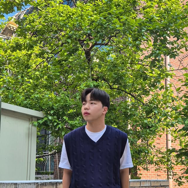 조성진 on Instagram: "#광고 햇빛이 강해질수록 빈티지한 데님의 매력이 더 선명하게 느껴졌던 하루였어요!

스탠다드에러(@standarderror_official) / [미스티 캣샌드 워싱 와이드 데님팬츠 빈티지옐로우]

▪️ 부드럽지만 힘 있게 떨어지는 와이드 핏이라 실루엣이 자연스럽고 멋스러웠어요. 허리부터 밑단까지 여유 있게 흐르는 라인이 인상적이었어요🧶

▪️ 캣워싱과 샌드 워싱이 적당하게 믹스돼서 과하지 않고 빈티지한 느낌이 잘 살아났고, 매트한 무광 리벳 덕분에 전체적인 톤도 깔끔했어요✨

▪️ 특히 톤다운된 컬러감이 다양한 상의랑 매치하기 좋았어요⚙️

니트 베스트와 티셔츠를 레이어드해서 클래식하면서도 캐주얼한 무드로 스타일링해봤어요! 워싱 팬츠 찾는 분들에게 꼭 추천하고 싶은 아이템이에요!

#스탠다드에러 #데님팬츠 #빈티지팬츠 #남여공용팬츠 #데님 #팬츠 #바지 #와이드바지 #워싱팬츠 #와이드팬츠 #데일리룩 #코디추천 #standarderror #denim #pants #wide"