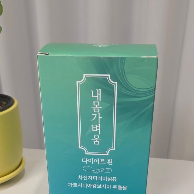 이은경 leeeunkyung Jenny on Instagram: "#광고#차전자피#가르시니아#다이어트환#쾌변#내몸가벼움

차전자피 제품 하나 소개시켜드릴게요
바로 ' 내몸가벼움 차전자피 다이어트 환 '입니다.
요즘 쿠팡에서 꾸준하게 팔리고 있는 제품으로 내몸가벼움, 내몸채움 시리즈로 건강기능식품을 전문으로 하는 >주식회사 퓨어헬스케어<에서 나왔어요
저같은 경우는 아침에 쾌변을 봐야 몸도 가볍고 하루가 상쾌하게 시작되는 느낌이에요
그래서 차전자피 제품을 특히나 좋아하는대 요번에 협찬받아 섭취해 보게 됐는대 제품명처럼 딱 내몸가벼움과 다이어트에 도움이 좀 되는거 같아요
특히나 이런 제품 섭취할때 물을 충분히 많이 섭취하고 활동하면 더 좋은거 같더라구요
1포에 환5g이 들어있어서 작은 가방에도 쏙 들어가서 간편하게 섭취해요

★체지방 감소 + 콜레스테롤 개선 + 배변활동 원활 3중기능성으로 차전자피식이섬유와 가르시니아캄보지아 추출물로 내몸을 더 가볍게 해보세요~

※제품특장점
- 체지방 CUT
- 탄수화물 CUT
- 라인 UP
- 배변활동 UP
- 콜레스트롤 DOWN

☆이런분들한테 추천드려요
- 요즘들어 늘어난 체지방이 고민이신 분
- 장이 더부룩하고 가스가 차는 분
- 다이어트로 배변활동이 어려우신 분
- 화장실 가기가 어려우신 분

↓ 스마트스토어에서 확인해보세요~
→ https://smartstore.naver.com/slimor"