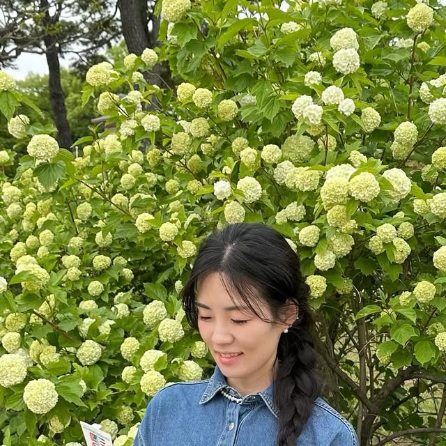 👦🏻👦🏽👩🏻 on Instagram: "#협찬
크림부터 세럼 자외선차단제까지 
너무 잘 사용 하고 있는 에스트라!
에스트라에서 민감한 피부에 붉은기와 열감도 내려주는 흔적진정세럼이 나왔더라구요🌿
.
봄철 뜨거운 자외선에 건조한 날씨에
딱 필요한 진정키트로 일주일 체험할 수 있는 키트가 나왔어요😎
.
민감피부는 pH보호막이 무너져서 
장벽이 손상되서 외부 자극에 노출이 많이 되서 붉은기가 나타나는데 
에스트라 에이시카365 흔적진정세럼는
건강한 피부인 pH4.5으로 맞춰줘서 건강한 피부로 만들어 준다고해요.
.
Zinc(징크)로 민감피부 진정을 도와주고4X CICA로 손상된 피부장벽을 개선시켜주고 PHA로 약산성 환경까지!
.
작년에 열감때문에 너무 고생했는데
체험키트로
일주일 써보니 후끈한 열감도 내려주고 진정도 시켜주니 안 써볼 이유가 없죠!
무더운 여름 대비 하기 딱 좋은 아이템!
.

현재 올리브영에서 기획세트로
40mL 본품 1개 + 20mL 추가 증정 + 에이시카 크림
1mL 샘플 증정된다고 하니 얼른 달려가세요!
🏷️https://m.oliveyoung.co.kr/m/
goods/getGoodsDetail.do? goodsNo=A000000222839

#pH4.5약산성시카세럼#에이시카약산성세럼#에스트라약산성세럼 
#약산성시카세럼#약산성붉은기진정세럼#에이시카붉은기세럼#올영진정세럼추천 #올리브영진정세럼
#에이시카흔적진정세럼 #에이시카세럼#흔적진정세럼
#에이시카#흔적세럼#진정세럼#에스트라 #민감피부#열감케어#피부열감"