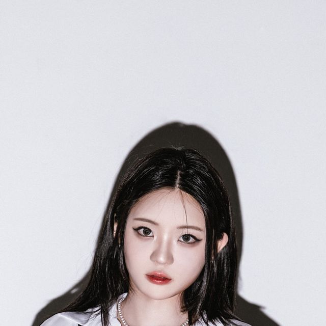 나은 on Instagram: "라섹한 뒤에 늘 안구 건조증을 달고 사는 저..ㅜㅜ 
렌즈는 특별한 날에 착용하는 것이 되어 버렸는데요... 요 렌즈!! 맑고 영롱하게 올라 오는 색감에, 착용감까지 편안했어요🫶

색상도 다양하게 나와서 정말이지 인생샷 잔뜩 건졌답니다😆😆
저 완전 정착템 찾은 거 같은데요..?!😎💸💸

렌즈 정보✨
-eyeis 1day 멜로 브라운 (2)
-칸나 로제 원데이 누드 브라운 (1,3)
-칸나 로제 원데이 베이지 브라운 (4,5)

#광고 #아이돌렌즈"