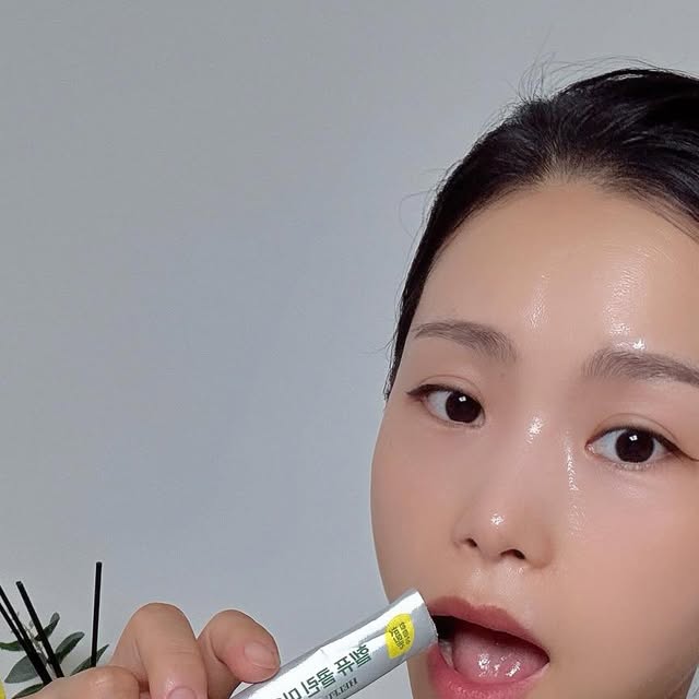 전혜경 on Instagram: "#광고
헬퓨/ 콜린 미오 이노시톨 4000🍋

유난히 피곤하고 집중도 잘 안 되는 요즘…
밤에 잠도 깊게 못 자고… 
뭔가 몸이 리듬을 잃은 느낌? 😪

건강에 적신호가 켜지기 전에
믿고 먹을 수 있는 비건 제품인
콜린 미오 이노시톨 4000으로 챙겼어요~!!

톡!톡! 털어 먹으면 끝~!!
하루 한 포면 되니까 진짜 간편하고~^^

깔끔한 레몬맛이라 거부감도 없고
신맛이 강하지 않아서 편하게 챙기기 딱이에요~!!

📌 100% 식물유래 미오이노시톨 4000mg
📌 콜린, 엽산, 비타민까지 한 포에 다 들어있어서
복잡하게 이것저것 챙길 필요가 없더라고요~!!

요즘 식탁에 올려놓고 아침 먹고나서
바로 한 포씩 챙기고 있어요~!!
꾸준히 챙겨 먹으니 이제 좀 리듬이 돌아오는 느낌? 😌

비건이니까 더 마음 편하게~
하루 한 포 헬퓨하면서 으샤샤~ 중이예요~!!🍋🍋

.
.
#헬퓨#이노시톨 효능#미오이노시톨#콜린이노시톨#비건이노시톨#이노시톨추천#이노시톨4000#임산부이노시톨#생리주기영양제#생리통영양제 @helfu_official"