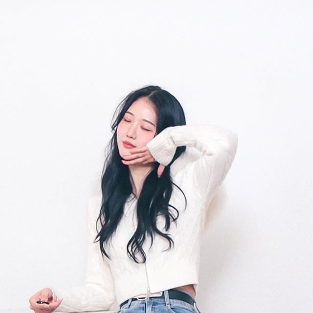 수연 on Instagram: "#광고 #오늘우리사진관 @ourstudio_today 

가장 핫한 오늘, 우리 사진관이 용산에 있다?
무인 운영이라 편하게 촬영하고
단둘이 일상을 특별하게 기록…🩵
.
.
.

#셀프프로필사진 #셀프커플사진 
#용리단길셀프사진관 #용산셀프사진관 #삼각지셀프사진관 #숙대셀프사진관"