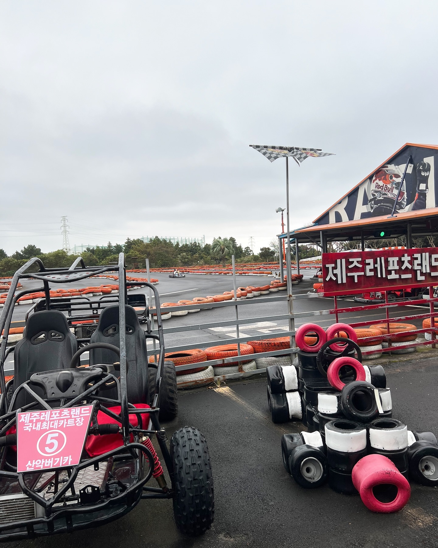 #협찬 #광고 

제주도 액티비티 🤍

❝ 제주레포츠랜드 ❞

제주도 하면 생각나는 레이싱카트체험 ! 

주말 이른 시간에 왔는데 수학여행으로 단체가 되게 많았어요 !

- 

제주레포츠만의 특별한점

✔ fun 국제 경기가 유치 가능한 점 
✔ 추월 가능한 넓은 1.2km 코스 카트장 보유
✔ 유럽 직수입 카트로 safe 정부 정식 등록 카트장 (유원시설업)
✔ 다양한 액티비티를 즐길 수 있는 곳 

-

레이싱 카트 뿐 아니라 
짚라인, 서바이벌, 산악 ATV, 사격, 썰매까지 한 곳에서 재미나게 즐길 수 있어요

카트는 1인승, 2인승으로 나뉘어져 있어
어린 아이들이 혼자 타기 무서울때 2인승으로 가족과 함께 하기도 좋아요 !

카트장이 매우 넓어서 더 재밌게 질주를 할 수 있었고 
무엇보다 옆 사람과 부딪히지 않고 안전하게 운전이 가능해서 최고예요 :) 

처음 타 보는거라 조금 무서웠지만 생각보다 속도감도 있었고 적응하면 풀악셀을 밟으며 즐기고 있더라구요 ㅎㅎ 

🏷️ : jeju_leportsland 

 ┅ׄ┉֢┅ׄ┉֢┅ׄ┉֢┅ׄ┉֢┅ׄ┉֢┅ׄ┉֢┅ׄ┉֢┅ׄ┉֢┉֢┅ׄ┉֢┅ׄ┉֢ 

📌 [ 제주레포츠랜드 ] 
- 제주 제주시 조천읍 와흘상서2길 47 제주레포츠랜드

🚘 건물 옆 주차자리 O 

⏰ 영업시간 : 매일 9시 - 18시 

👉🏻 참고링크 https://naver.me/xiv5L6wo

#협찬 #제주레포츠랜드 #제주카트 #제주도카트 #제주액티비티 #제주도액티비티 #제주카트체험 #제주레이싱카트 #제주도카트레이싱 #제주도가볼만한곳 #제주도짚라인 #제주짚라인 #제주서바이벌 #제주도서바이벌 #제주도ATV