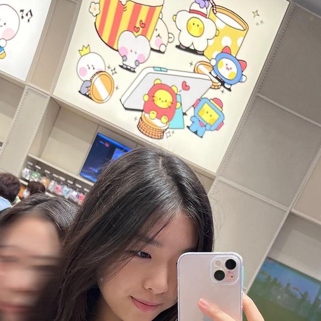 다온 on Instagram: "#협찬 #sponsored 
어반스티치 아이폰 시리즈 네버다이에어 투명 케이스🌀

📍https://shorturl.at/Gb"