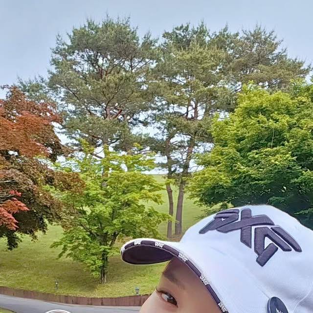 Yun Heesun on Instagram: "#협찬 #광고 #SMIRIA선풍기 #SMIRIA #손선풍기 #무선냉각선풍기 #휴대용선풍기 #손풍기 #☀️

사진에서 보이는 날씨는 쩽해서 너무 좋아보이지만,
실제로는 바람한점 불지 않아서... 
덥다 덥다 하면서 라운딩을 하게 되는 여름.🌞

동반자들 부럽도록 슬쩍 꺼내들은 나만의 라운딩 필수템 
" SMIRIA 선풍기 " 

💨 100단계 조절로 미세한 풍속 컨트롤로 더욱 시원하게 
💨 펠티어소자로 1초 냉각으로 시원하게 순간냉각
💨 음이온 기능으로 쾌적도가 UP
💨 한번 충전으로 하루 종일 편하게 사용 가능 
💨 컴팩트한 디자인과 183.5g 초경량 무게로 휴대가 간편

👉 소곤소곤 👈
헤어드라이어급 초강력 풍량 
https://link.coupang.com/a/cwUzT3

#냉각선풍기 #미니휴대용선풍기 #선풍기 #선풍기추천 #충전식선풍기 #여름 #라운딩 #라운딩아이템 #골프스타그램 #골프템 #쿨링선풍기 #핸디선풍기 #저소음손풍기 #미니에어컨 #골스타그램 #골프템"