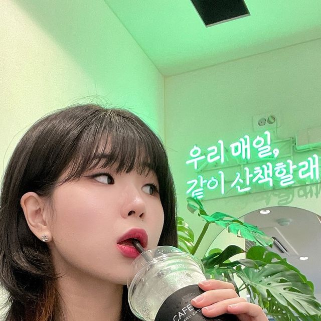 오정현 on Instagram: "#협찬 여름의 청량감을 담은 니트 🌿
#아이러니포르노 @1rony9orno_official 

얇은 소재라서 한여름에도 입기 좋은
초록초록한 라운드 슬릿 니트를 가져왔어요.
쿨니트이며 반팔 디자인이라서 정말 시원하답니다.
니트라고 더울까봐 걱정할 필요 1도 없죠➰🕶️☀️

남녀공용에 컬러도 다양해서 커플룩으로도
손색이 없는 제품이라 올여름 휘뚜루마뚜루
아이템으로 강력하게 추천 드려요 👍💕

#아이러니포르노화이트라인 #남여공용  #니트 #데일리룩 #니트추천  #쿨니트 #여름니트 #반팔니트"