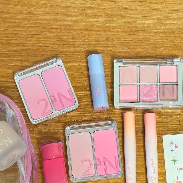 曳珠珠珠 on Instagram: "#광고

#올영픽 에서 득템한 #올리브영추천템 #올영필수템
#투에이엔 (@2an_official ) #러브버블컬렉션 / #롱웨어링파운데이션미니 / #컬러플레이듀얼라이너 

미니미하면서 가벼운데 있을건 다 있어 학생들이 많이 찾는 투에이엔 제품들
기획세트라 증정품도 한가득 받아 기분 좋은 뽀용핑크템
세일중이라 가격도 착하고 하츠투하츠가 픽한 아이돌 뽀용템!

사진순
1. 투에이엔 롱 웨어링 파운데이션 - 19 페일 베이지
2. 투에이엔 듀얼치크 - 16 핑크 텐션
3. 투에이엔 듀얼치크 - 17 버블 하트
4. 투에이엔 글레이즈 바운싱 틴트 - 16 슈가 버블
5. 투에이엔 퓨어 글래시 하이라이터 - IV01 슈가 베일 
6. 투에이엔 컬러 플레이 듀얼라이너 - 01 허니 피치
7. 투에이엔 컬러 플레이 듀얼라이너 - 04 로지 캔디
8. 투에이엔 베러미 아이팔레트 - 16 버블 캔디

여름이라 살은 탔지만 쿨톤은 못잃어~~~
사랑스러운 러브 버블 컬렉션으로 얼굴 한톤 업 해주기"