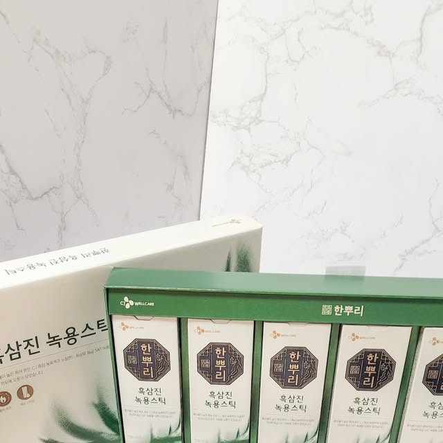 루쓰 | 뷰티 | 여행 | 일상 | 맛있는거 ❤️ on Instagram: "#광고
✨선물 좀 해본 언니들이 추천하는 센스있는 선물✨

계절이 바뀌면 괜히 몸이 무겁고, 하루가 끝나면 피곤이 쌓이는 거 다들 느끼시죠? 특히 어르신들은 간절기마다 기력이 떨어져서 챙겨드릴 건강 선물이 늘 고민이었어요

그래서 제가 이번에 선택한 건
👉CJ 한뿌리 흑삼 윤옥고 스틱🍯🌿

100% 국내산 수삼을 9번 찌고 9번 말린, 특허받은 CJ 구증구포 흑삼농축액이 들어있어 진세노사이드 흡수율을 높여주고, 숙지황·백봉령·사양벌꿀 같은 전통 원료까지 함께 담아 더 깊고 풍성하게 즐길 수 있어요

✅ 식약처 인정 5대 기능성 건강기능식품 (면역·피로·혈액순환·항산화·기억력 개선)
✅ 스틱형이라 가방이나 주머니에 쏙 넣고, 외출 중에도 간편하게 섭취 가능
✅ 프리미엄스러운 패키지까지… 받는 분 기분까지 업!

진하게 농축된 흑삼의 풍미 덕분에 하루 활력을 챙기기에 딱 좋더라구요
정말 “선물 좀 해본 언니들이 추천하는 센스있는 선물”임을 인정하게 되는 순간이었어요

그리고 이번에 같이 알게 된 CJ 한뿌리 흑삼진녹용스틱도 완전 매력적이에요🦌🌱
청정 뉴질랜드산 SAT 녹용에 특허받은 흑삼농축액, 거기에 9가지 전통 소재와 5가지 귀한 버섯까지 담아 균형을 맞춘 조합이라 프리미엄 선물로도 손색이 없더라구요

다가오는 추석, 부모님이나 소중한 분들께 드릴 선물 고민하신다면,
저처럼 선물 좀 해본 언니들이 추천하는 센스있는 선물로
CJ 한뿌리 흑삼 윤옥고 스틱을 선택해보세요
받는 분도, 주는 분도 만족할 조합이 될 거예요💝

#경옥고효능 #경옥고스틱 #윤옥고 #흑삼윤옥고스틱 #명절선물
#명절선물세트 #부모님선물 #추석선물세트 #녹용스틱 #흑삼진녹용스틱
#녹용추천 #진세노사이드 #CJ구증구포흑삼 #한뿌리
#cj#cj웰케어#윤욕고#녹용#녹용스틱"