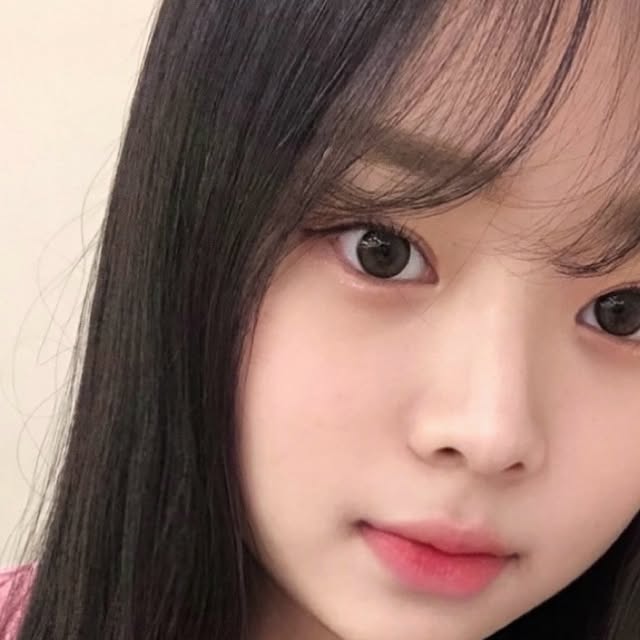 어연 on Instagram: "#광고 #투에이엔 #motd @2an_official 오늘은 봄웜 느낌으로 메이크업 해봤어요 🌸 쥬시피치 듀얼 치크는 은은한 펄감에 쿨톤들도 사용할 수 있는 컬러 💞 제가 사용한 드리밍