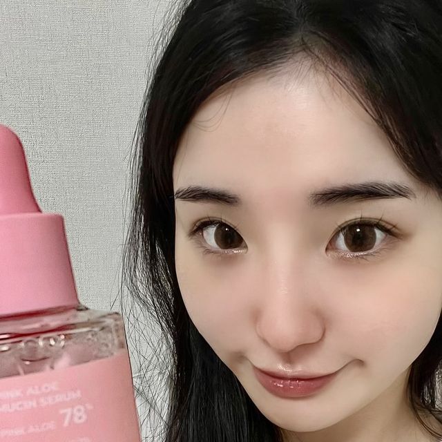 +(82) 소윤님이 회원님을 좋아합니다. on Instagram: "#광고 에이프릴스킨 핑크알로에 뮤신세럼💕
.
.
7층부터 광채 끌어올리는 세럼으로 예쁜 유리알 처럼 피부표현이 되구요😊
7종 비타민이 함유되어 있어서 무려 7일만에 트러블 흔적 지울 수 있다거 합니다❗️
.
쭈-욱 늘어나는 신기한 제형인데, 끈적이지 않고 산뜻하게 피부에 흡수도 잘 되구요😁
저자극 테스트도 완료하여 여드름성 피부에 사용하기 적합해용👍
-
+제가 일주일정도 사용해보니 실제로 여드름이나 잡티가 사라진게 눈에띄게 티가 나더라구요! ㅎㅎ
핑크알로에 뮤신세럼으로 같이 피부관리해요😘
.
.
.
.
#에이프릴스킨# @aprilskin_korea# 핑크알로에뮤신세럼#핑크알로에흔적세럼#흔적세럼#세럼추천#흔적#진정#흔적케어#흔적개선#핑크알로에#알로에#광채세럼#스킨케어#뷰티"