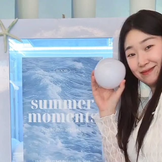 국내여행 핫플 디지털 크리에이터 ㅣ 콩닥 on Instagram: "#광고

올 여름 청량감 가득한 감성 팝업
성수 부이 팝업 스토어에 다녀왔어요🌊

여름 피서 멀리가지 않아도
바다 놀러온 듯 한 이 감성 어쩔건데,,,🫢
이번 주말 성수 데이트, 성수 놀거리로 딱이에요🤭

마치 바닷속같은 투명하고 영롱한 공간에서
부이만의 감성 아이템들을 마음껏 구경할 수 있었어요👀

몽글몽글 카메라부터 Y2K 감성 떠오르는 캠코더,
미니미해서 두 배는 더 귀여운 카메라 키링,
요즘 필수템 손풍기까지 부이만의 특별함을
제대로 느끼고 왔어요

🔹️ 나만의 슈링클 키링 만들기 체험
(카카오톡 선물하기 구입 시)
🔹️ 웰컴티 시그니처 슬러시
🔹️ 즉석 인화 사진 꾸미기
🔹️ 럭키 드로우 (이벤트 완료 시)
🔹️ 팝업 한정 컬러 체험존 등

다양한 이벤트도 가득 준비되어 있었는데요

럭키드로우 6등도 아이스팩을 받을 수 있으니까
이건 무조건 해야 돼,,,‼️

올 여름 성수에서 만나는 감성 가득 피서지
부이 팝업 스토어에서 성수 데이트 즐겨보세요💛

🎈 부이 팝업 스토어
: 서울 성수이로 8길 11

🎈 혜택
: 팝업 한정 컬러 체험존
: 웰컴 드링크 시그니처 슬러시
: 나만의 슈링크 키링 만들기 (카톡 선물하기 시)
: 레트로 프린터 카메라 촬영
: 부이 카메라 즉석 촬영 및 꾸미기
: 럭키 드로우
: 부채 증정

#광고#팝업스토어 #부이#부이 SUPERSTAR STAGE #성수놀거리 #성수데이트 #성수가볼만한곳 #성수팝업스토어 #성수팝업 #성수 #부이팝업 #즉석카메라 #럭키드로우 #성수피서지 #성수팝업추천"