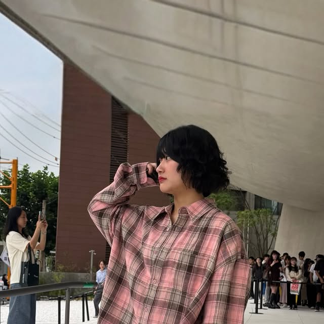 세니 on Instagram: "#협찬

[스탠다드에러-빈티지 플레이드 오버핏 포켓 긴팔 체크 셔츠 핑크]
가을엔 역시 체크셔츠🍂
빈티지한 색감부터 오버핏까지 완벽⭐️
핑크셔츠 하나쯤은 있어줘야죠~~

#스탠다드에러  #STANDARDERROR #남여공용셔츠 #셔츠 #셔츠추천 #긴팔셔츠 #오버핏 #체크셔츠 #간절기셔츠 #Shirt  #CheckShirt  #Long-SleevedCheckShirt #빈티지셔츠 #패키지 #원플러스원패키지"