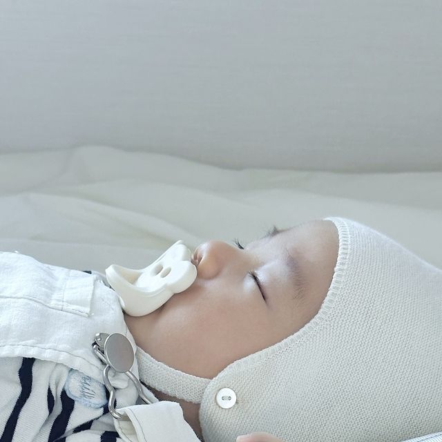 쭈니쭈니 on Instagram: "#광고 | #꿀잠템 옆으로 안 자려는 아기라서 두상이 푹 눌려지는것 같아 너무 고민이었는데 아이누오 베개를 만나게 되었어요.ᐟ 자는동안에도 예쁜 두상을 만들어줄