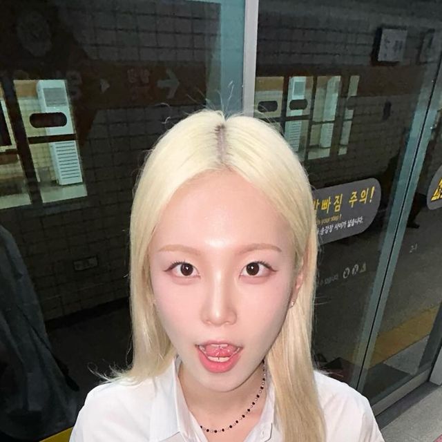 이민서 on Instagram: "#광고 시티보이 아니고 시티걸 ~
#아이러니포르노 #아이러니포르노화이트라인 #워셔블 #하프셔츠 #셔츠 #SHIRT #반팔셔츠"