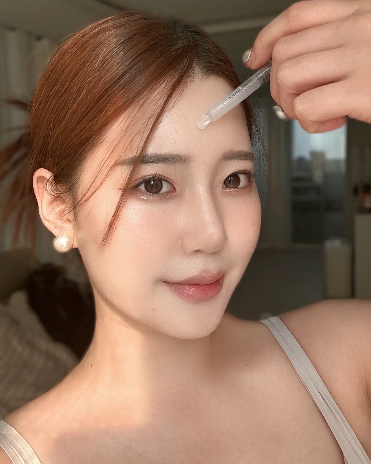 #광고 

요즘같이 추운 날 뜨뜻한 난로나 히터앞에만 앉아있어서 알게모르게 늘어진 모공,,,😭
게다가 하루라도 속건조 잡지않으면 얼마나 푸석해 보이고는지,, 저만그런가요?ㅠㅠ
거칠어진 피부결로 고민인 저같은 분들을 위한 바이오힐보 ‘올데이 모공탄력’ 루틴을 알려드릴게요💜

모닝케어☀️ 나이트 케어🌙 나누어서 설명을 드리자면, 

☀️모닝케어☀️
피부가 먹는 써마콜라겐이 가득 채워져 5일만에 모공탄력이 개선이 된다고 해요! 실제로 제가 써봤을 때는 3일 넘어서부터 효과를 느꼈어요. 
아침 루틴 모공+수분으로 잘 잠궈놓아요. 아침부터 자극있는 화장품은 노노!!!! 마일드한 저자극 사용감과 탱글한 고수분 젤 텍스처로 자극없이 관리할 수 있어요~
쫀쫀한 사용감으로 화장 베이스와도 궁합이 좋은 화잘먹 모공세럼이에요!

🌙나이트케어⭐️
지친 하루, 늘어진 모공과 푸석해진 결 케어가 고민인 피부를 위한 스페셜 케어로, 단 1회만에 모공과 결, 광채 원샷케어가 가능해요!
프로바이오덤 + 콜라겐 + PDFN + 매트릭실 + 피부스케일링 등 모공관리의 5대 탄력성분 올인원! 좋은거 아주 꽉꽉 눌러담았네~
자고 일어나면 바로 만날 수 있는 귀티나는 속광피부... ㅜㅜㅜ 이거때매 요즘 빨리 바르고 자고싶어요...❣️

패키지 예뻐,,, 내용물 좋아,, 어디하나 버릴 것 없는 바이오힐 보의 콜라겐 리모델링 세럼과 부스터샷 프로그램! 아침 저녁으로 다르게 발라보니 질리지도 않고 관리하는 느낌 들어서 더 좋다구요.
피부결 매끈해지고 화장 잘먹고,,, 모공 수렴 효과까지!
진짜 쵝오자나... 재구매 각! 💜💜💜💜💜

 #바이오힐보 #모공탄력 #콜라겐리모델링세럼 #콜라겐부스터샷프로그램 #모공세럼 #모공관리 #피부결개선 #콜라겐화장품 #광채세럼 #화잘먹모공세럼 #데일리모공세럼 #화장품리뷰 #화장품 #기초추천 #기초화장품 #selfie #cosmetics #beauty #코덕 #뷰티스타그램 #기초화장품