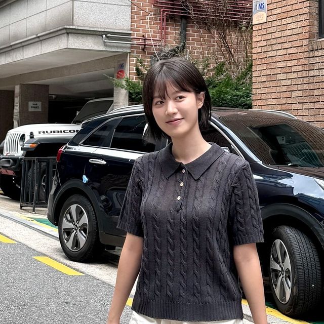 예진 on Instagram: "#광고 가볍게 가볍게가 최고라구요🖤 크롭한 기장감의 베이직한 니트 반팔, 소프트한 터치감으로 몸에 닿는 부담감 최소화되어서 가벼운 무게감인 옷! 케이블 형태