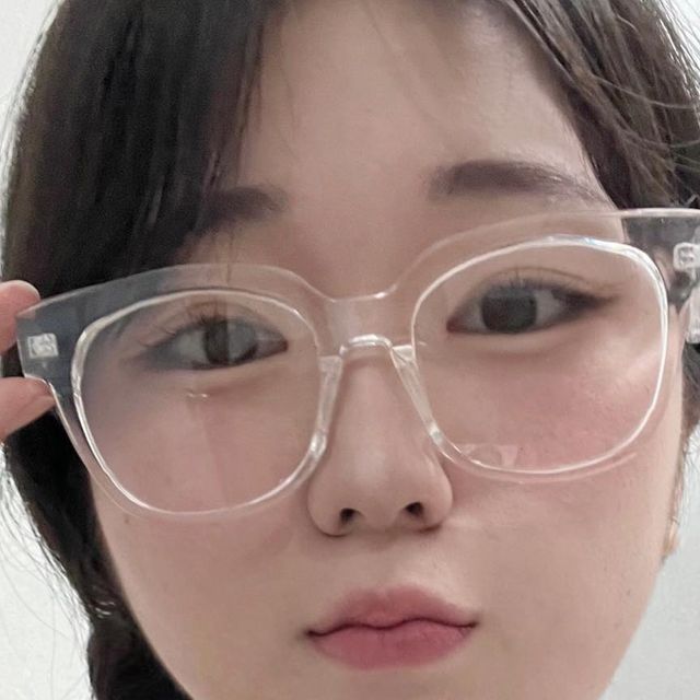 @1yoxvue on Instagram: "#광고 히히 안경 귀엽죠~♥ #롸잇히어 #right_here #아이웨어쇼핑몰 #투명테 #투명뿔테안경 #제품제공"