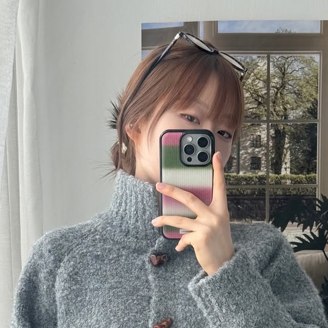 복숭이 on Instagram: "#단순선물 @haint_official 

주말에 뭐 입을까 고민고민 하지마~
색감 워싱 완벽한 청바지에 부드럽고 따뜻한 떡볶이 가디건 입으면 되니까 🐰"