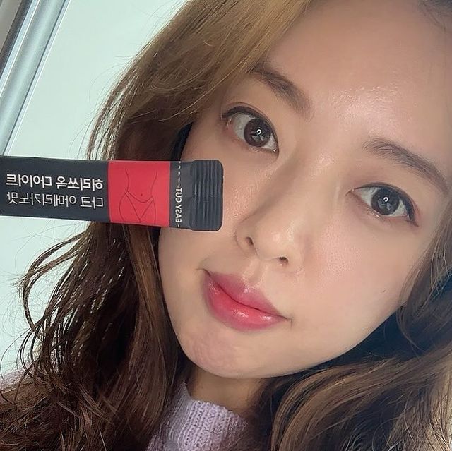 술만나는부엌 on Instagram: "#협찬

운동할때 커피마시는거 국룰 아닌교!!!!!!!
맨날 커피 사가는것도 일이였는데 이제 집에서 
요거 한포만 들고 나가서 타먹으니까 세상 가벼움
여러 제품 먹어봤는데 평소에도 다크원두를
좋아해서 그런지 다크아메리카노 맛이라 찰떡임
찬물에도 바로 녹는 제형이라 스피두함
색 진한거 보이나요? 레알 커피쥬?

저렴한 베트남산 원두가 아니라 콜롬비아 아라비카 원두를 사용해서 그런지 진짜 걍 커피같당께!!!
맛은 커피인데 체지방,내장지방,허리둘레 감소,뱃살 감소에 효과있는 가르시니아 함유라 여자들이
딱 좋아할 제품인걸💓💓

일반 식품이 아닌 식약처에서 인정 받은 건강기능식품인데 지금 16,500원짜리가 9,900원 할인중임!

#광고#허리쏘옥다이어트#다이어트보조제#다이어트커피#탄수화물컷팅제#가르시니아#칼로리컷팅제#체지방컷팅제#뱃살빼는법#유지어터#다이어트음료#직장인다이어트#먹방#먹팔#맞팔#좋반#댓반#소통#운동#헬스#공복운동#런닝#요가#운동복#셀카#패선#다이어트식단#다이어트간식#유지어터#운동추천"
