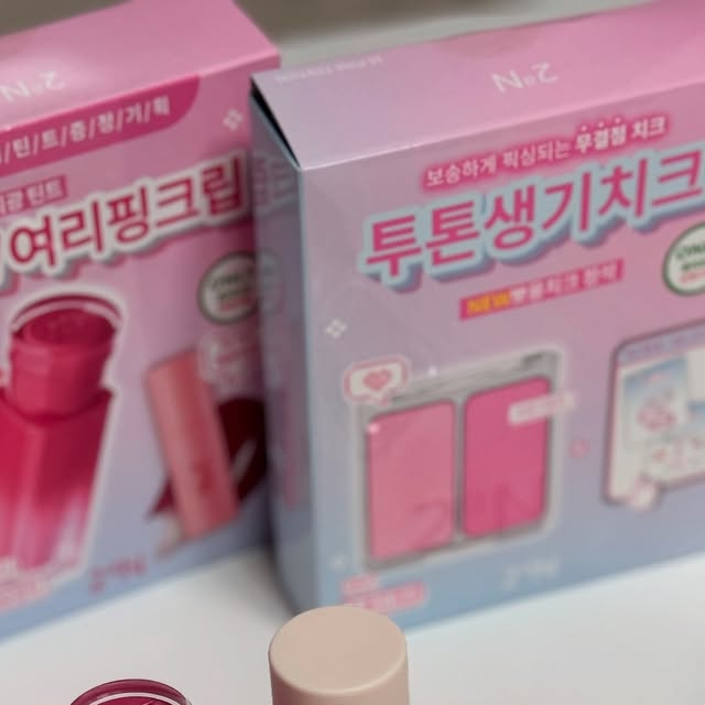 신나게먹고놀자🌝 on Instagram: "#광고 #올영픽
-
보기만 해도 기분 좋아지는 #투에이엔 러브 버블 컬렉션 ✨
-
① 롱 웨어링 파운데이션 미니
💗 요즘 같은 무더운 날씨엔 가볍고 밀착력 좋은 파데가 최고!
투에이엔 롱 웨어링 파운데이션 미니는 작지만 강력한 밀착력으로 하루 종일 무너지지 않아요.
미니 사이즈라 파우치에 쏙 넣기 좋고, 수정화장용으로도 딱이에요✨

② 글레이즈 바운싱 틴트 (15호 피치버블 / 16호 슈가버블)
💋 탱글탱글한 입술 만들어주는 투에이엔 바운싱 틴트!
15호 피치버블은 상큼한 복숭아빛, 16호 슈가버블은 사랑스러운 핑크빛 컬러로 데일리&포인트 모두 가능해요.
입술에 착 감기듯 발리고, 컬러도 너무 예뻐서 요즘 데일리 립으로 정착했어요🧡

③ 배러 미 아이 팔레트 (16 버블캔디)
👀 요 아이 팔레트, 물건이에요!
버블캔디라는 이름처럼 달달한 무드 가득~ 글리터부터 음영까지 다 들어 있어서 활용도 최고!
컬러 조합이 너무 예뻐서 초보자도 손쉽게 데일리 음영 메이크업 완성 가능해요✨

④ 듀얼 치크 (16 핑크 텐션)
🌸 투톤 구성으로 기분에 따라 분위기 조절 가능!
16호 핑크 텐션은 생기 넘치는 핑크 계열로 혈색 + 러블리한 느낌 한 번에 연출돼요.
입자도 고와서 뭉침 없이 뽀얗게 발리는 게 진짜 매력💕

⑤ 퓨어 글래시 하이라이터 (IV01 슈가 베일)
✨ 은은하면서도 맑은 광채를 원한다면 이거!
투에이엔 하이라이터는 과하지 않게 피부를 맑아 보이게 해줘요.
IV01 슈가 베일 컬러는 흰빛펄이라 어떤 피부톤에도 자연스럽게 어우러져요🌙

#올리브영추천템 #올영필수템 #러브버블컬렉션 #롱웨어링파운데이션미니 #투에이엔 #글레이즈바운싱틴트 #배러미아이팔레트 #듀얼치크 #퓨어글래시하이라이터"