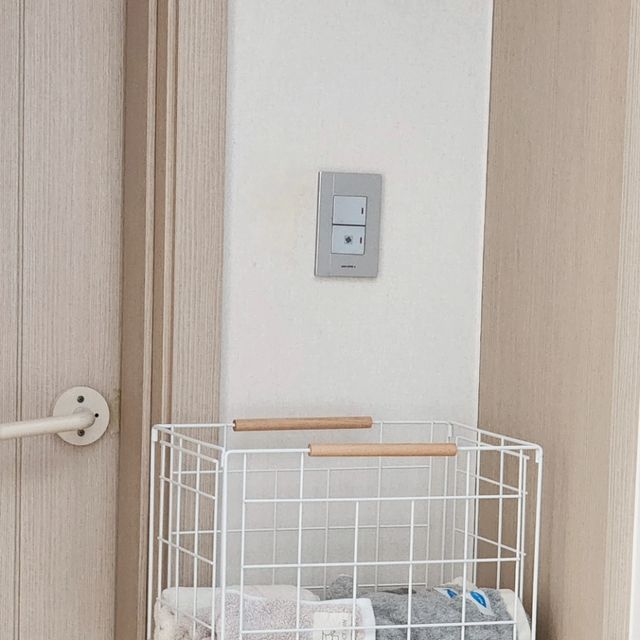 정현영 on Instagram: "#광고 사용한 수건은 따로 세탁 바구니에 넣으라해도 말안듣는 우리집 남자들... 그래 뭐 내가 이렇게 해둠 알아서 넣겠지 하고 욕실앞에 미스터데코 철제 와이어 이동식