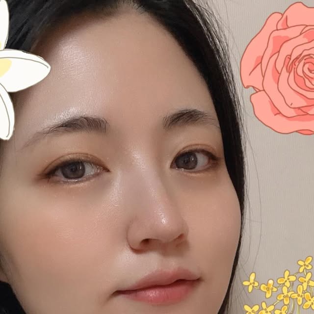 수딩🔮 on Instagram: "#광고
투에이엔으로 메이크업하고 봄나들이😎
내 화장대를 가득 채울만큼 화사한 색조맛집🌸
덕분에 메이크업이 즐거워졌어요!

💐 포켓 코튼 블러링 스틱 01 베이비 피치
블러링 스틱 하나로 립도 치크도 아이도 메이크업 완성!
코랄 색조의 정석♥️ 생기 뿜뿜!
웜톤이면 아묻따 하나 가지고 다니면서 바르고 다녀보세요!

💐 퓨어글래시 하이라이터 OR01 피치빔
웜톤이면 요정 변신🧚🏻‍♀️ 어렵지않아요!
핑크오렌지 펄이 반짝반짝❤️ 가방안에 필수로 넣고다녀요

퓨어글래시 하이라이터 ND02 클리어
투명한 핑크 광채로 마치 사랑에 빠져 빛나는 소녀💕

퓨어글래시 하이라이터 WH01 프로스티
화이트펄로 마치 눈송이가 내 얼굴에 뿌린 듯한 비주얼!
반짝반짝 너무 예뻐서 눈을 못 뗄 걸요?!

퓨어글래시 하이라이터 GN01 라임밤
옅은 연두가 나를 님프로 만들어줄줄은 몰랐지!
청량함 뿜뿜한 컬러😘

퓨어글래시 하이라이터 YL01 레몬그라스
이게 바로 인간 레몬? 상큼달달함의 끝판왕이에요!

💐 듀얼치크 02 러브 로지
바르면 사랑스러운 소녀 변신☺️
라이트해서 언제 어디서든 바르기 좋아요!

듀얼치크 14 러브 큐피드
사랑에 빠지게 되면 발그레해지는 소녀는 이럴 걸요!
화사한 리얼 딸기우유 컬러!

특히 듀얼치크와 블러링스틱은 기획세트로 나와있기도 해서
올리브영에서 직접 투에이엔을 만나보세요♥️
.
.
.
.
.
#투에이엔#블루밍가든#올영추천#봄웜#봄웜라#듀얼치크#하이라이터#투에이엔블루밍가든 #인간살구 #인간튤립 #핑잘봄 #봄메이크업 #귤러셔 #2aN #베러미아이팔레트 #퓨어글래시하이라이터 #섀도우팔레트추천 #하이라이터추천 #블러셔추천 #웜톤블러셔 #웜톤 #쿨톤"