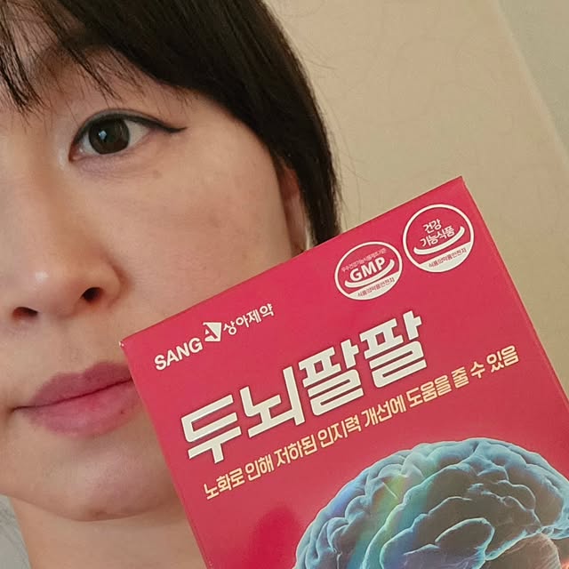 김땡깡엄마 on Instagram: "#광고 #두뇌영양제 #기억력영양제

언젠가 부터 깜빡깜빡 단어가 기억이 나지 않고,
초록색을 보며 빨강이라 말하며,
말을 더듬더듬.. 어.. 음.. 어.. 
저하된 인지력을 위한~ 

#포스파티딜세린 #상아제약 #두뇌팔팔 #뇌영양제 

뇌영양제라고 해서 맛이 어떨까?
거부감 느껴지진 않을까~?! 걱정 했는데,
걱정과 달리~ 

미숫가루에 설탕 섞어 놓은 고소한맛이다!! 
그도그럴것이~ 
곡물, 자일리톨, 오곡미숫가루, 비타민C, 농축우유단백분말이 함유되어 있다~!!
그리고 끝맛도 딱히~ 다른 맛이 느껴지지 않는다. 

한포한포 스틱으로 낱개로 포장 되어 있어서, 이동도 편하고~ 
이지컷이라 가위가 없어도 어디서나 먹을 수 있다.!

미숫가루 같은데 양이 많지 않기 때문에~ 
목마름 걱정도 없고, 딱히 물하고 같이 먹을 필요도 느끼지 못했다. 

이제 단어 생각 잘 나겠지?! ㅎㅎ

#두뇌건강 #뇌건강 #수험생영양제 #학생영양제"