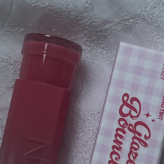 @mukbang._.cooking on Instagram: "#광고

<투에이엔 추천템>

립 제품들 하나같이 광이 촤르르 올라오면서 너무 이쁜 게 완전 취향 저격입니다🥹 특히 5호 버블리 너무 이쁘고 이번에 나오 15호와 16호는 라이트톤인 분들께 잘 어울릴 듯 한 여리여리한 발색이니 한번 사용해보세요!!
그리고 듀얼라이너도 신제품인데 그림자 그리는 거랑 살 그리는 부분 같이 있어서 너무 간편하고 좋아용

#올영픽 #올리브영추천템 #올영필수템 #러브버블컬렉션 #롱웨어링파운데이션미니 #컬러플레이듀얼라이너"