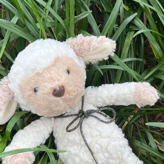 김건희 on Instagram: "#광고 새 친구가 생겼어요🐑

최근에 탐내고 있던 테이스티드의 어글리 뽀글이 인형에 신상이 출시되었다구 해요 👏
뽀글뽀글 털에 귀요미 미모 뿜뿜 🥹🥹

기념일이나 생일 선물로 딱일거 같애요 🎁🥰
제가 제공받은 양 인형 외에도 여러 귀요미들 많으니 @tasted.official 에서 구경해보세요!!

#테이스티드 #테이스티드인형 #귀여운인형 #뽀글이인형 #인형추천 #인형선물 #귀여운거 #어글리인형 #홈데코인형 #애착인형"