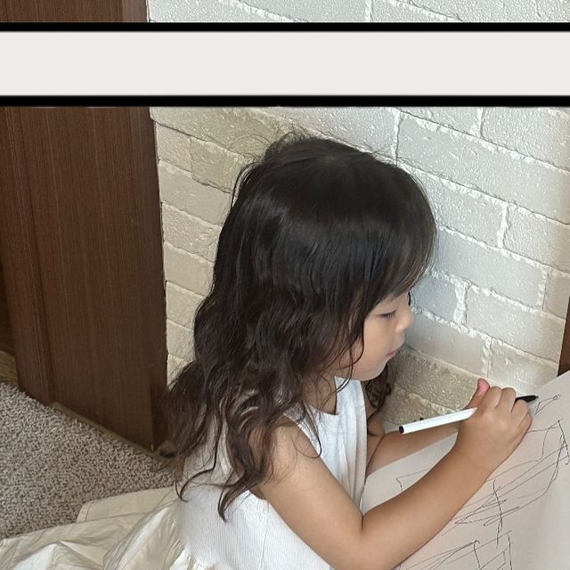 벨라니 on Instagram‎: "책도 보고, 그림도 그릴 수 있는 독서대! 
채니가 넘 좋아해요 ٩( ᐛ )و 

비슷한 디자인의 타 제품 사용하다
너무 무거워해서 처분 했는데
막상 독서대가 없으니 책 보기 불편해 보여서
원목도 들여봤는데 .. 무거워서 또 손이 안가더라구요
새로운 제품 둘러 보던 중에 발견했어요~!!!! 
사이즈도, 무게도 아이들 스스로 보기 편하고 
바른자세로 책 보는 습관이 다시 생겨서 좋아요 ♥ 
택배 포장도 아~~주 꼼꼼하게 왔고
아크릴 상하지 않도록 스티커 포장이 잘 돼 있어요!

 
 
 
🚀 쿠팡 로켓배송 가능 ! 
바나린 온가족 독서대 유아 북스탠드 아기 책거치대 아이 어린이 책받침대 투명 아크릴
https://link.coupang.com/a/bLsBe2
 
 
 
 
𝘛𝘩𝘢𝘯𝘬𝘴 𝘵𝘰 @vanarin_official 
 
 
 
#아기독서대#독서대추천
#독서스타그램#책육아"‎