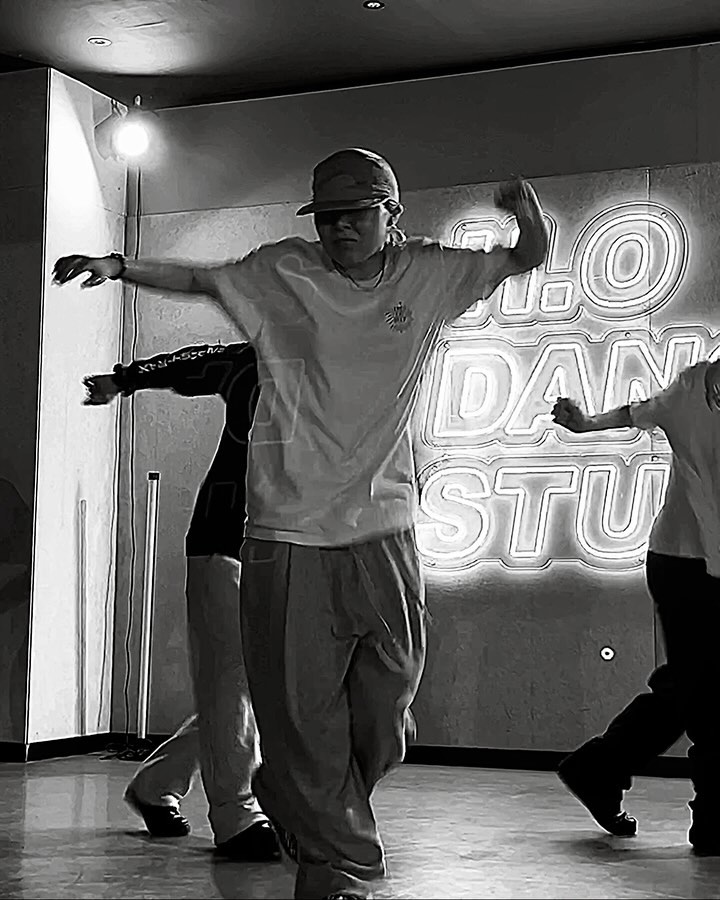 오늘의 첫번째 주제였던 <INSTRUMENTAL> 
-
음악 안에서 보컬 없이 반복적인 비트들로 춤을 추는건 너무나도 어렵지만, 반복적인 리듬 안에서 힙합의 재료들을 계속 변형시켜 새로운 동작들로 요리하는게 재미이지 않을까 ! 
나에게도 숙제인 춤을 다같이 나누고 웃으며 즐길 수 있는 자리가 감사하다고 느끼는 요즘 🫂💭