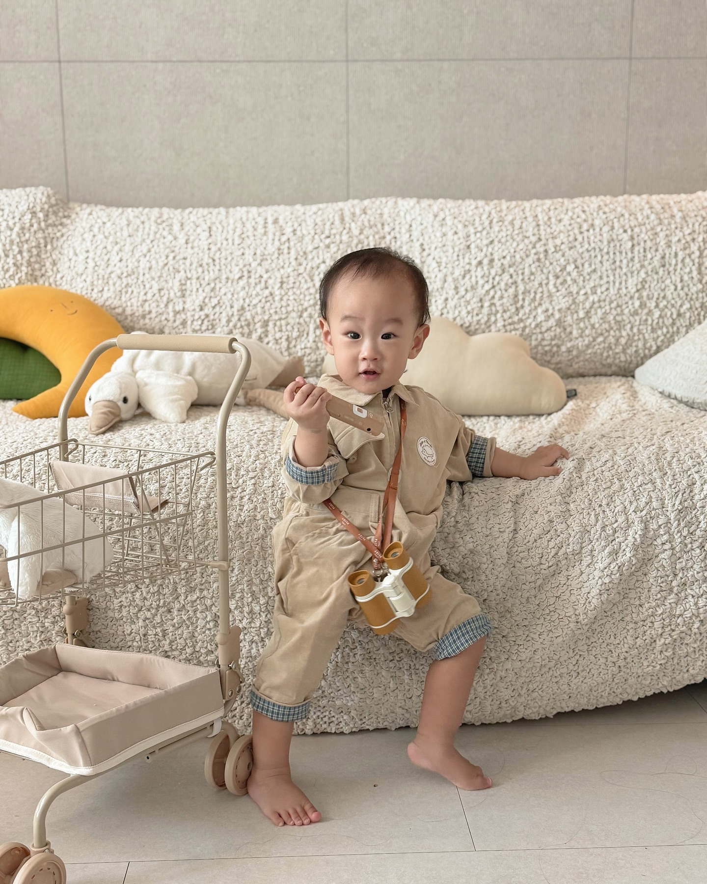#광고 | musinsa_kids tartine.et.chocolat_korea

❛ 타티네 쇼콜라 우디점프슈트 ❜

타티네 쇼콜라 우디점프슈트로
봄 준비 완료! 🌸

프랑스 감성이 물씬 느껴지는 
타티네 쇼콜라의 우디점프슈트는 
아이가 뛰어놀기에 딱 맞는 아이템이에요. 
스판 소재로 정말 편안하면서도 귀엽고, 
포인트 체크 패브릭 배색이 정말 멋스럽게 디자인되었답니다! 💖

⠀· 소매와 발목 부분에 체크 배색으로 포인트가 돋보여서, 
접어 입어도 예쁘고 유니크해요. 🙌
⠀· 라마 캐릭터가 그려진 등판이 귀엽고, 
아이가 입을 때마다 미소가 절로 나오게 만들어요! 🦙
⠀· 스판 소재라서 아이가 활동할 때에도 
불편함 없이, 밥 먹고 나서도 너무 편해요! ✨

이 점프슈트는 파스텔 색감이 너무 귀엽고, 
로맨틱하고 따뜻한 느낌을 주는 디자인이라 
아이들 등원룩으로도, 문센룩으로도 딱이에요. 🌷

무신사에서 키즈 책가방 페스티벌도 
진행 중이라 타티네 쇼콜라와 
함께 더욱 스타일리시한 쇼핑을 즐기세요! 🎒🛍️

키즈 책가방 페스티벌

최대 80% 할인과 함께,
최대 15% 쿠폰과 첫 구매 20% 쿠폰까지!
1월 13일부터 1월 27일까지, 놓치지 마세요! 🎉

무신사에서 키즈 제품을 쇼핑하면서 
아이들의 스타일도 챙기고, 
문센룩 ·  어린이집룩도 미리 준비 해보세요! 👗🧸

🏷️ ʜᴀᴊᴜɴ | 11ᴍ | 79.4ᴄᴍ | 9.6ᴋɢ
⠀🥻 우디점프슈트 დ ʙᴇɪɢᴇ დ 𝟫𝟢 

💌 ᴛʜᴀɴᴋꜱ ᴛᴏ musinsa_kids tartine.et.chocolat_korea 

#광고 #무신사키즈 #musinsakids #리틀무신사크루 #리틀무신사크루6기 #타티네쇼콜라 #우디점프슈트 #아기옷 #아기패션 #아기릴스 #아기옷입히기 #babyootd #babyfashion #오늘은뭐입지 #베이비ootd #등원룩 #문센룩 #키카룩 #육아템리뷰 #육아템추천 #청룡띠맘 musinsa_kids