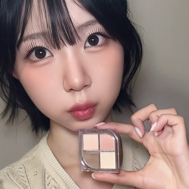 @hayo._.hi on Instagram: "#광고 @blancdiva_official 
애교살 광인이라면 주목할 신상‼️

블랑디바에서 홍주( @smokinghotvirgin )님과 함께
새로 런칭한 바로 그 애교살팔레트예요 💖

팔레트 하나로 단 4단계만 거치면
👉 누구나 쉽고 간단하게 통통한 애교살을 만들 수 있어서,
똥손도 걱정 없이 자연스럽게 애교살 메이크업 완성✨

특히 좁은 부위에 맞춘 전용 브러쉬까지 들어있어서
선만 그은 인위적인 애교살이 아니라,
소프트하게 겹겹이 쌓아올려도 뭉치지 않고
볼륨감 있는 자연스러운 애교살 연출이 가능해요.

부드러운 발림성에 은은한 광택감까지 더해져서,
조명 아래에서 정말 눈매가 화사해 보이더라구요!

저처럼 #통통한애교살 메이크업 즐기시는 분들,
진짜 만족하실 듯 ✨

#애교살팔레트 #애교살메이크업 #블랑디바 #홍주공동개발 #협찬 #제품제공"