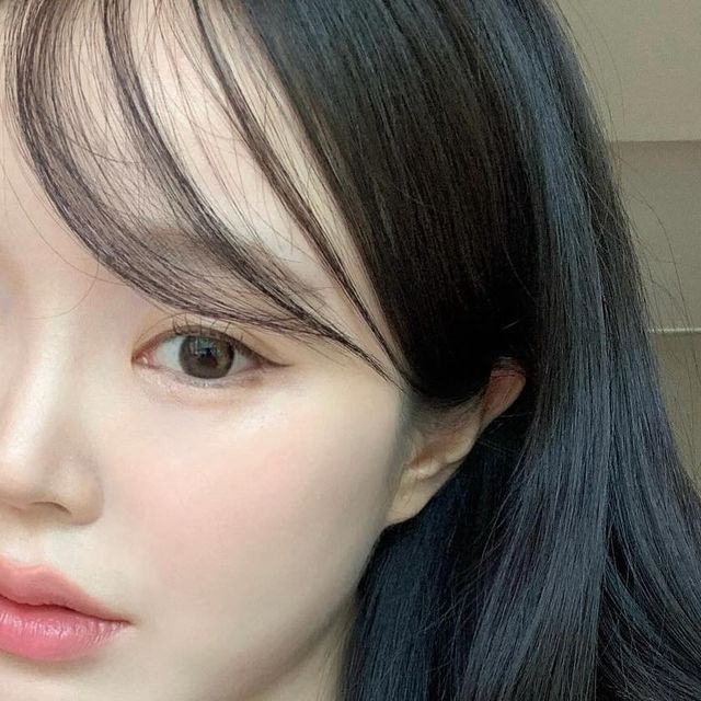 슈 니 on Instagram: "#광고 
(눈만)아이돌 만들어주는 #아이돌렌즈 ✨ 
셀피 속 렌즈는 바로-! 이름처럼 맑은 유리알맥스 워터브라운 *₊˚‧ ♡

#유리알렌즈 #아이돌렌즈아이즈 #렌즈추천 #렌즈리뷰"
